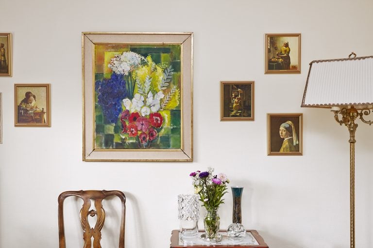 tavlor på vägg lampa, blommor, prydnadsföremål på bord