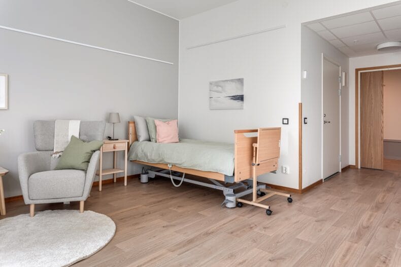 Lägenhet med justerbar säng, nattduksbord och fåtölj