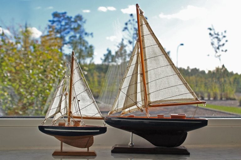 två modeller på segelbåtar