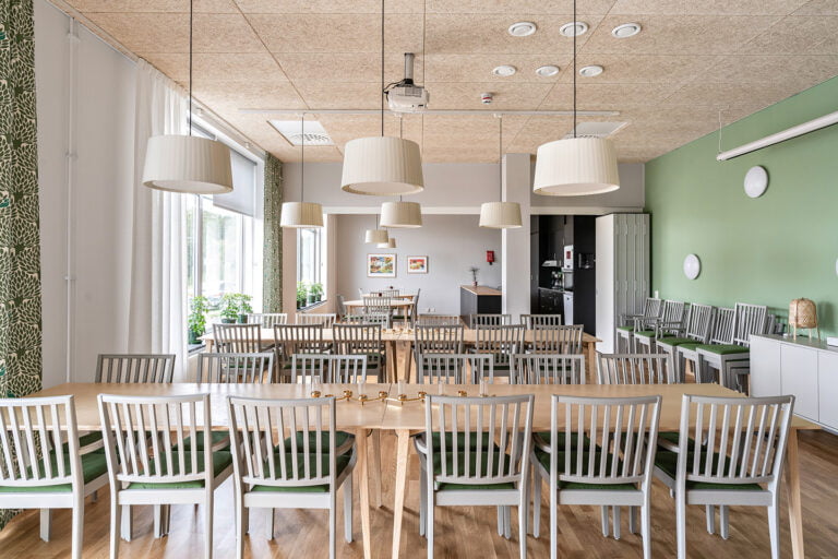 stor matsal med gröna och vita väggar