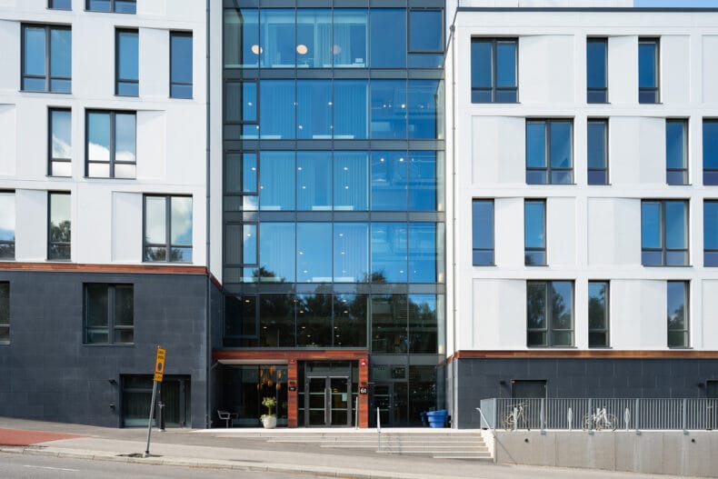 Fasad på byggnad med entré med stora glaspartier