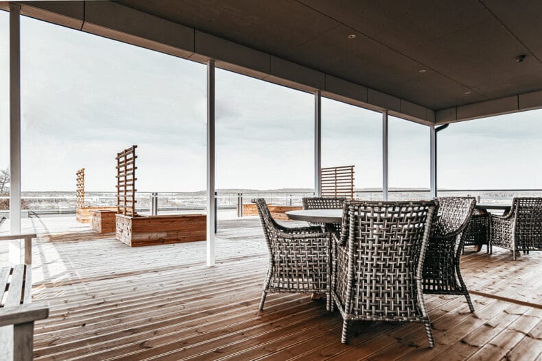 Takterass med uterum med rottingmöbler